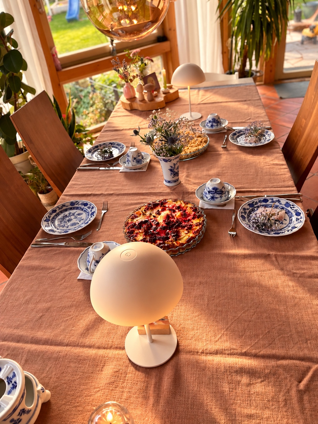 Liebevoll gedeckter Tisch